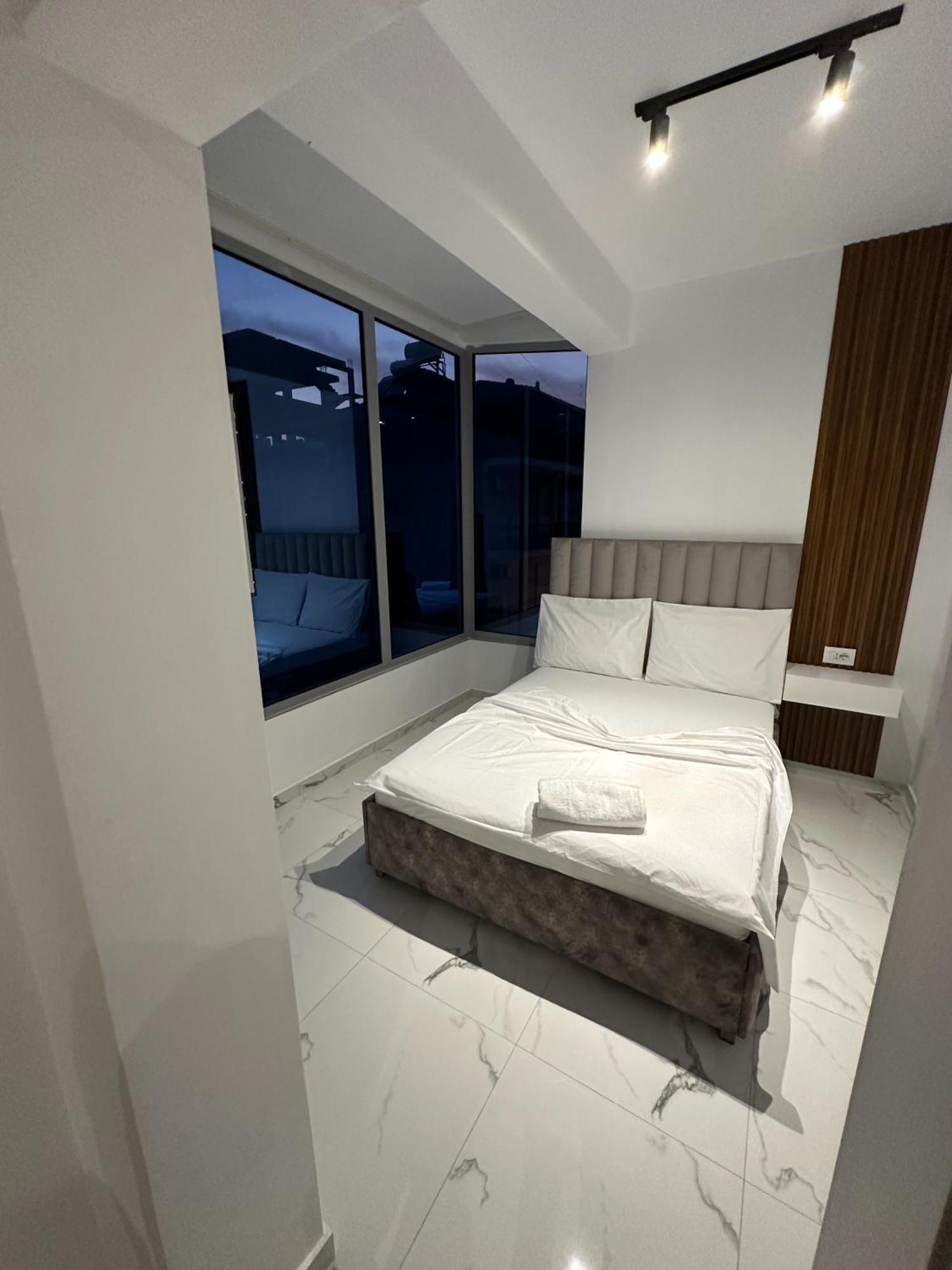 Hotel Elisabet Sarandë エクステリア 写真