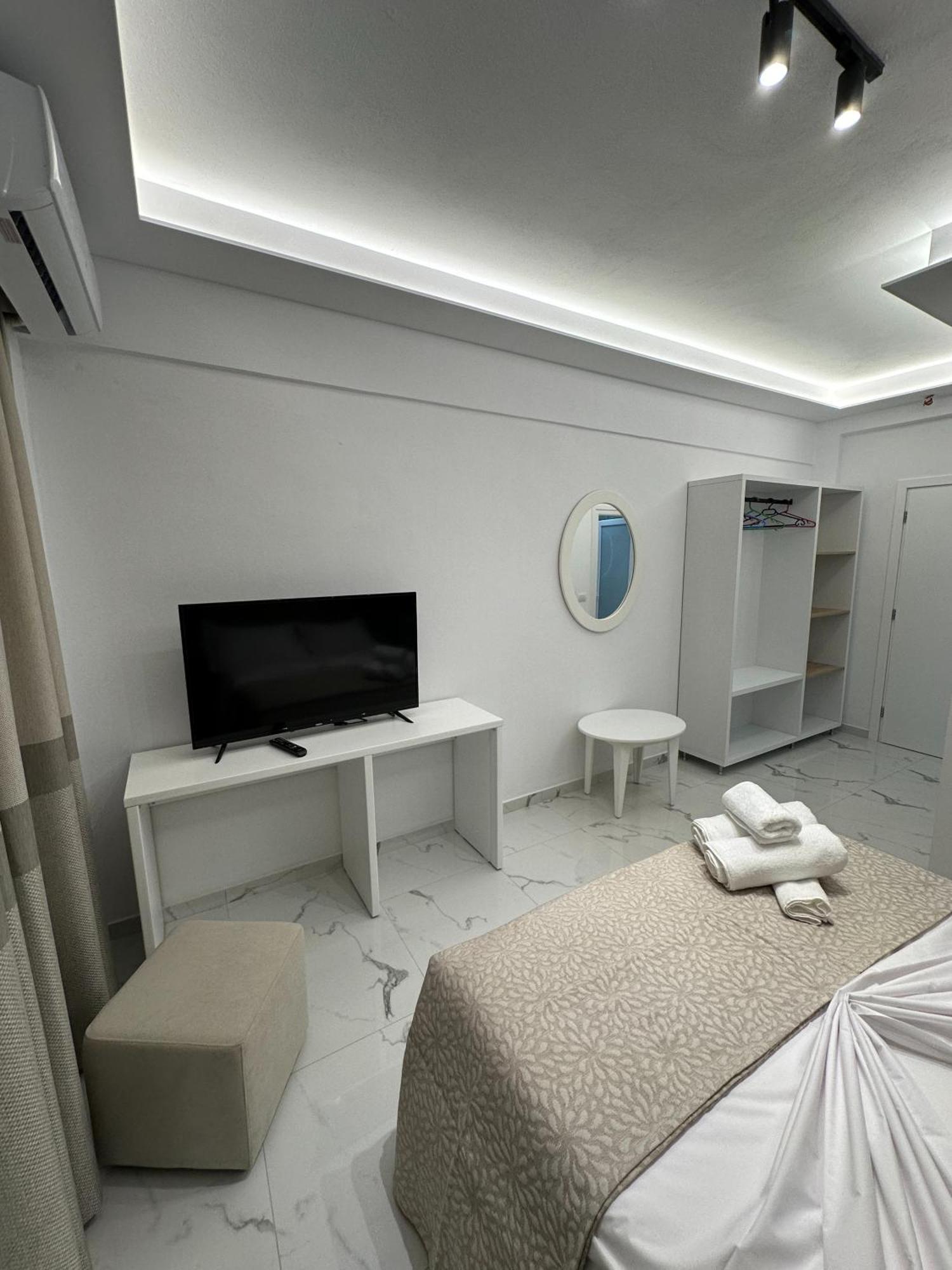 Hotel Elisabet Sarandë エクステリア 写真