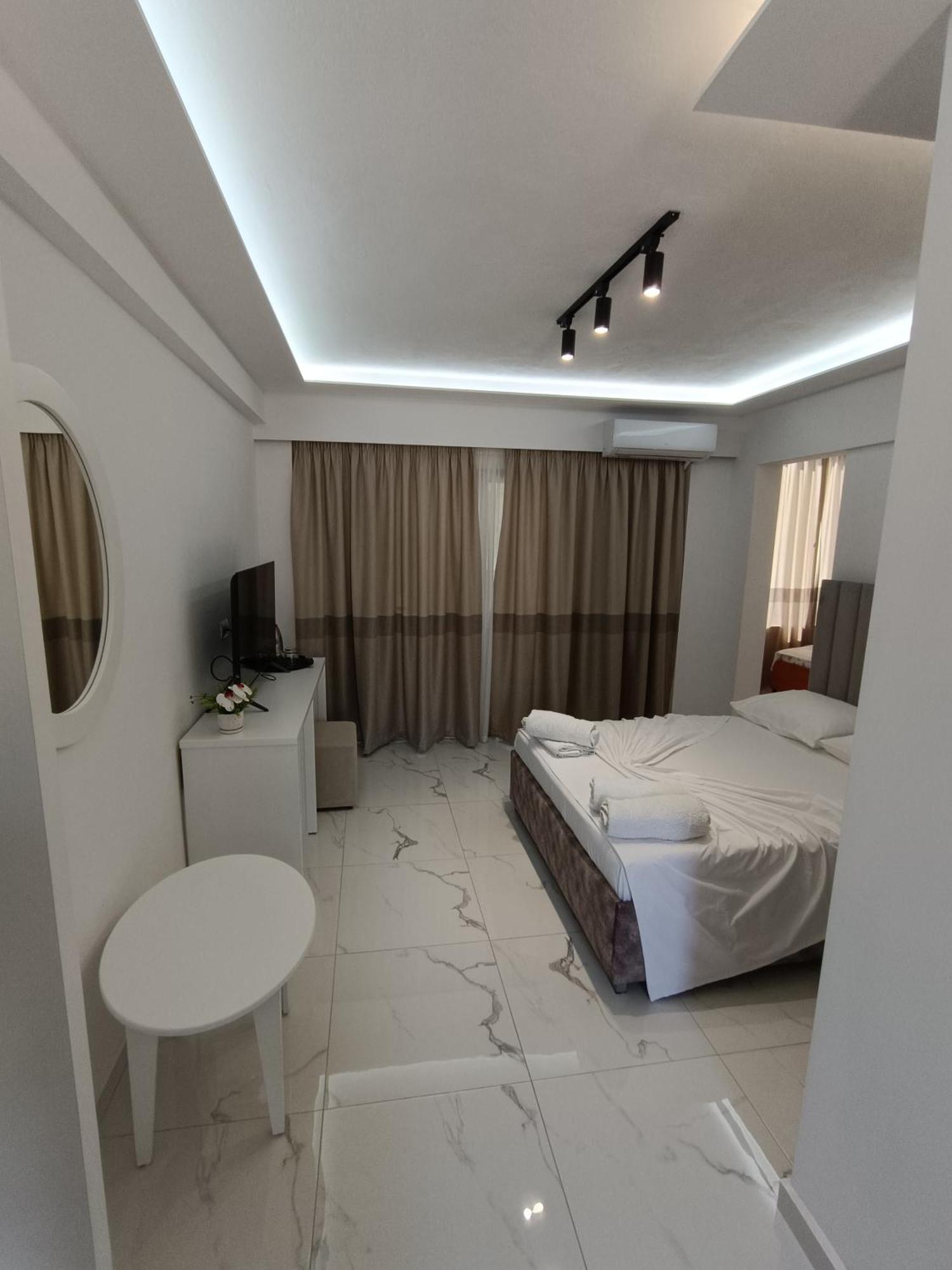 Hotel Elisabet Sarandë エクステリア 写真